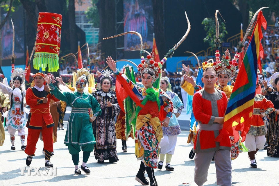 Khối Văn nghệ sỹ tham gia diễu hành. (Ảnh: TTXVN)