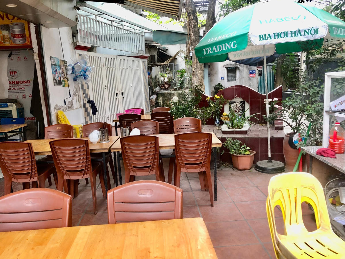 Một quán nhậu kinh doanh ngay bên cạnh 1 ngôi mộ.