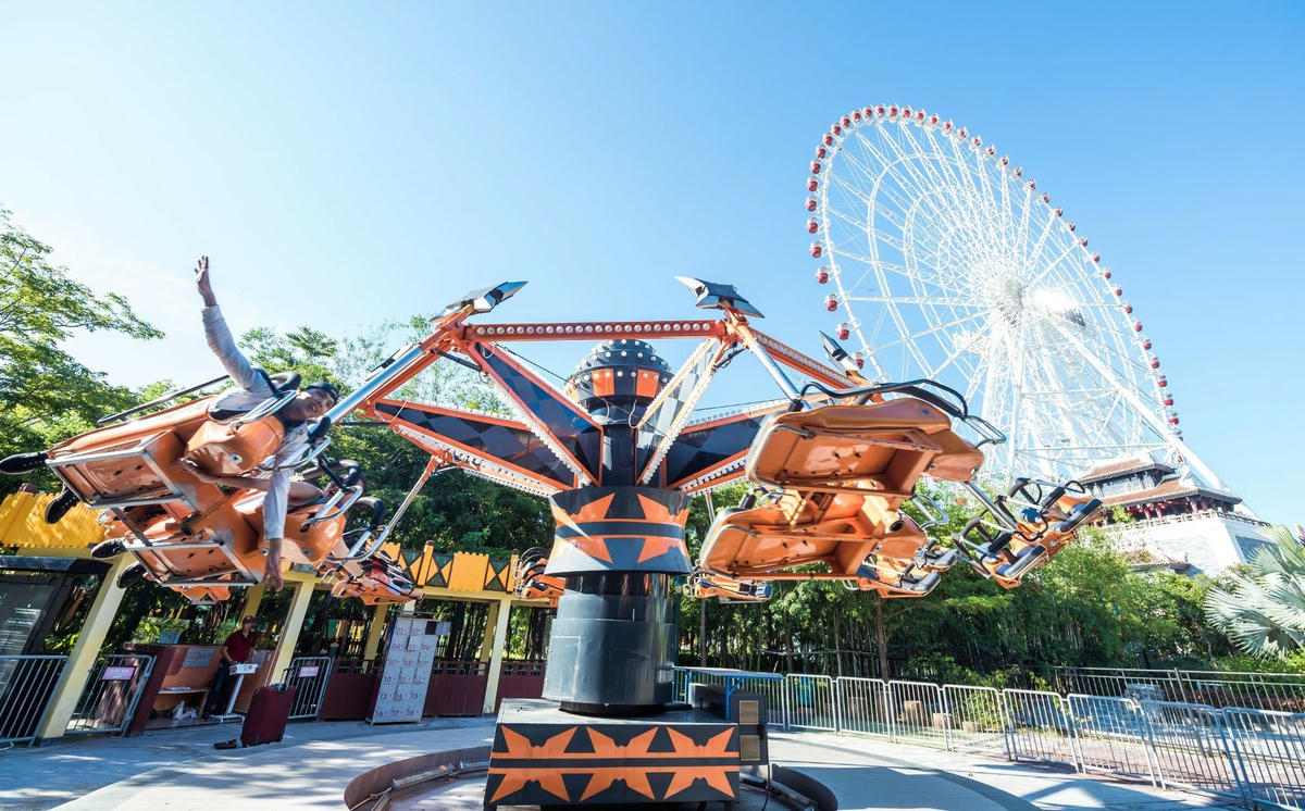 Các trò chơi cảm giác mạnh tại Công viên Châu Á.