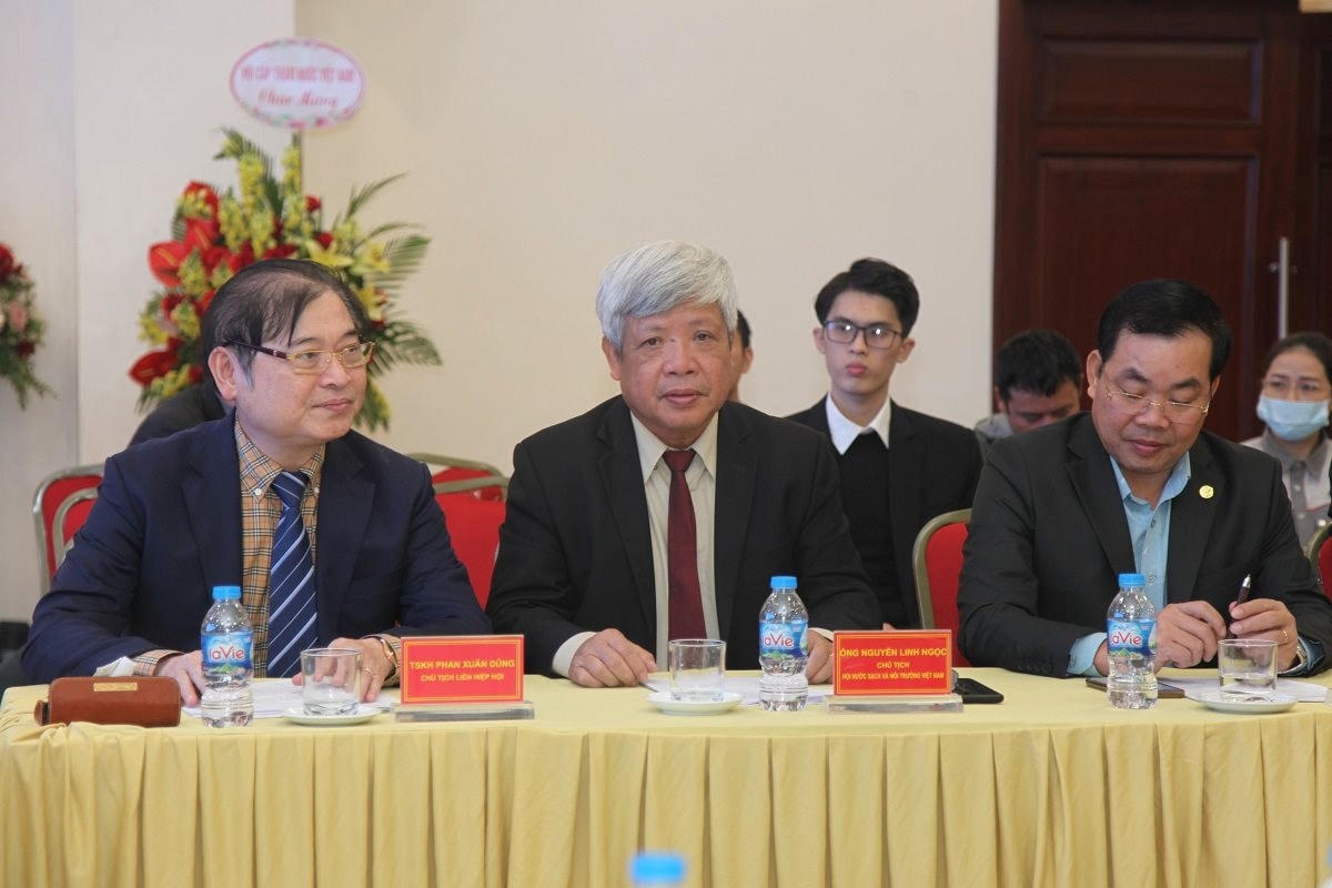 TSKH. Phan Xuân Dũng, Chủ tịch Liên Hiệp Hội; ông Nguyễn Linh Ngọc, Chủ tịch Hội Nước sạch và Môi trường Việt Nam; ông Nguyễn Quang Huân, Đại biểu Quốc hội khóa XV, Ủy ban KHCN& Môi trường Quốc hội (theo thứ tự từ trái sang phải) cùng các đại biểu tham dự Diễn đàn.