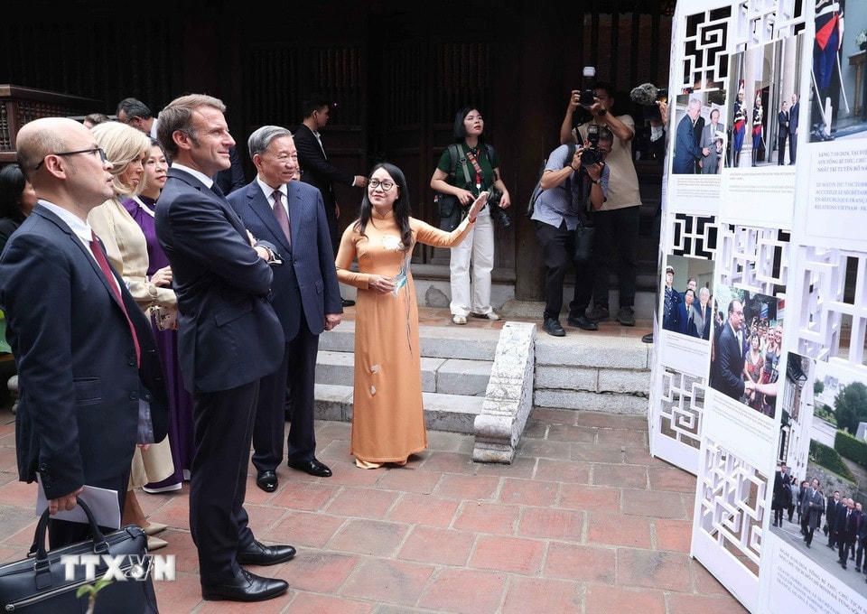 Tổng Bí thư Tô Lâm và Phu nhân cùng Tổng thống Pháp Emmanuel Macron và Phu nhân xem trưng bày ảnh về những dấu mốc tiêu biểu trong quan hệ giữa hai nước, do Thông tấn xã Việt Nam thực hiện. (Ảnh: Thống Nhất/TTXVN)