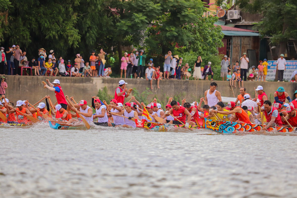 Trên chiếc thuyền bơi, người chèo lái, người gõ mõ là những người quan trọng nhất. Trong đó, người chèo lái có nhiệm vụ điều khiển con thuyền, hướng đò đi làm sao lách được qua những thuyền bơi khác mà không bị va chạm.