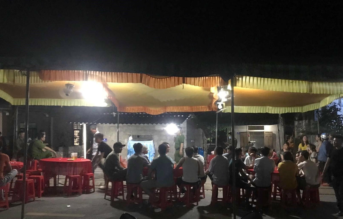 Lực lượng chức năng, lãnh đạo nhiều trường học đang có mặt tại nhà nạn nhân. Ảnh: M.A.