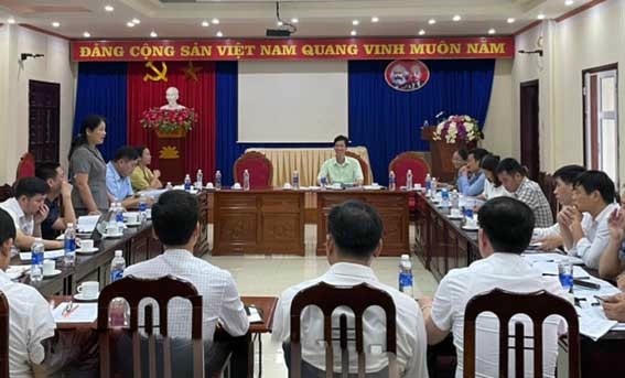 Quang cảnh buổi giám sát tại huyện Lạc Sơn. 