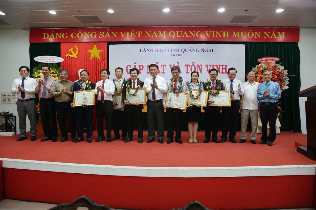 Chủ tịch HĐQT Nguyễn Văn Hội và Phó Chủ tịch CĐCS Trương Thị Thu Hà là một trong 6 cá nhân được vinh danh “Trí thức khoa học và công nghệ tiêu biểu” tỉnh Quảng Ngãi và nhận Bằng khen của UBND tỉnh Quảng Ngãi.