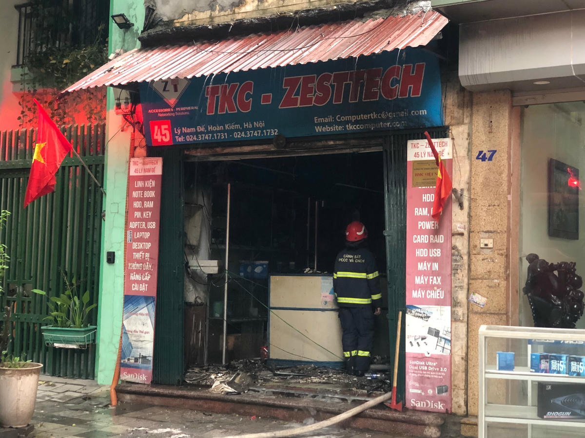 Sau khoảng 15 phút có mặt, lực lượng chức năng đã khống chế, dập tắt được ngọn lửa.