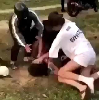 Không can ngăn, người nói giọng con trai còn kêu nhóm thiếu nữ đang đánh nhau lột đồ. Ảnh: Cắt từ clip.