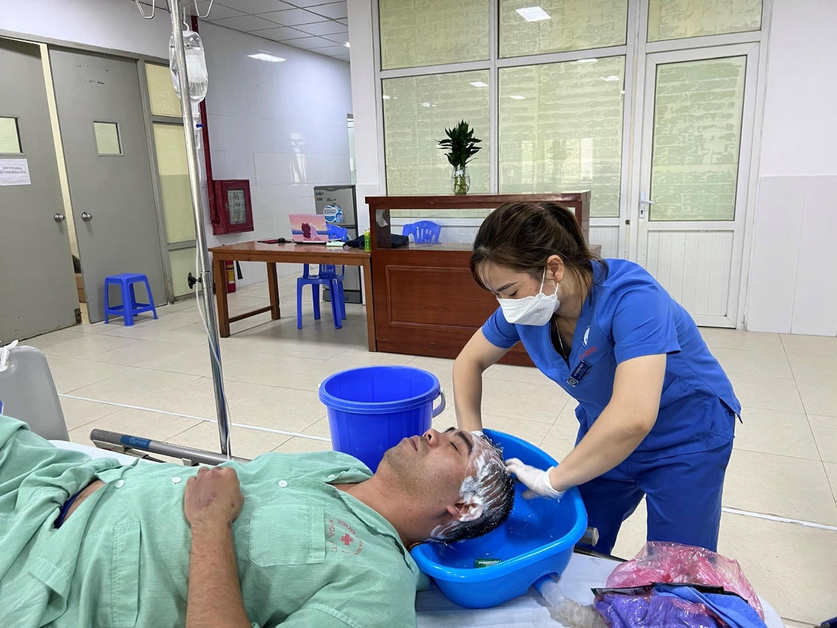 Công tác vệ sinh hàng ngày cho bệnh nhân tại khoa HSTC.