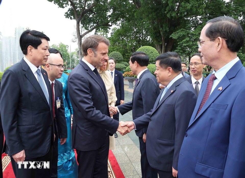 Chủ tịch nước Lương Cường giới thiệu thành viên đoàn Việt Nam với Tổng thống Pháp Emmanuel Macron. (Ảnh: Lâm Khánh/TTXVN)