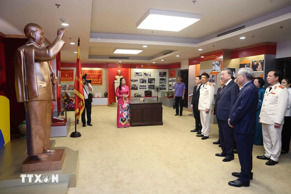 Tổng Bí thư Tô Lâm thăm phòng truyền thống ngành Kiểm sát Nhân dân. (Ảnh: Thống Nhất/TTXVN)