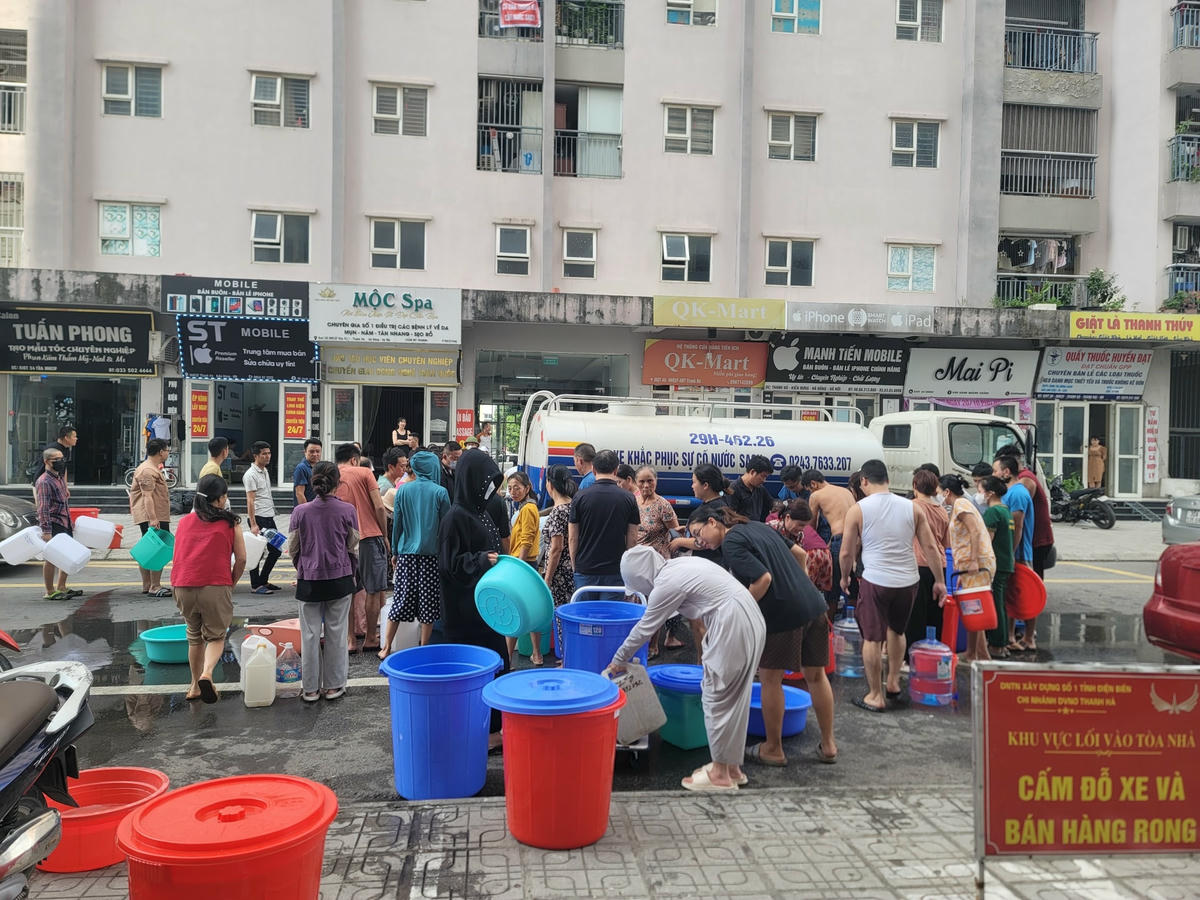 Mỗi khi có xe nước sạch tới, người dân chen chúc với mọi loại vật dụng đựng nước như thùng nhựa, thùng sơn, can nhựa, bình nhựa đựng nước,...