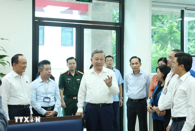 Tổng Bí thư Tô Lâm thăm Trung tâm phục vụ hành chính công phường Đống Đa, Hà Nội. (Ảnh: Thống Nhất/TTXVN) ttxvn-tbt-5.jpg