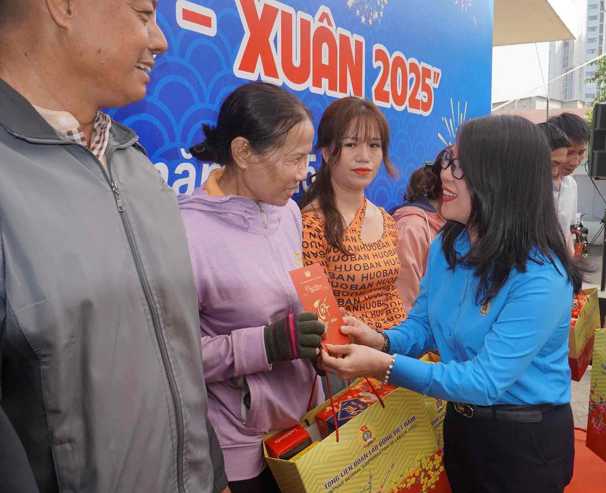Chủ tịch LĐLĐ tỉnh Đồng Nai Nguyễn Thị Như Ý tặng quà Tết cho đoàn viên, người lao động trước giờ lên tàu về quê đón Tết.
