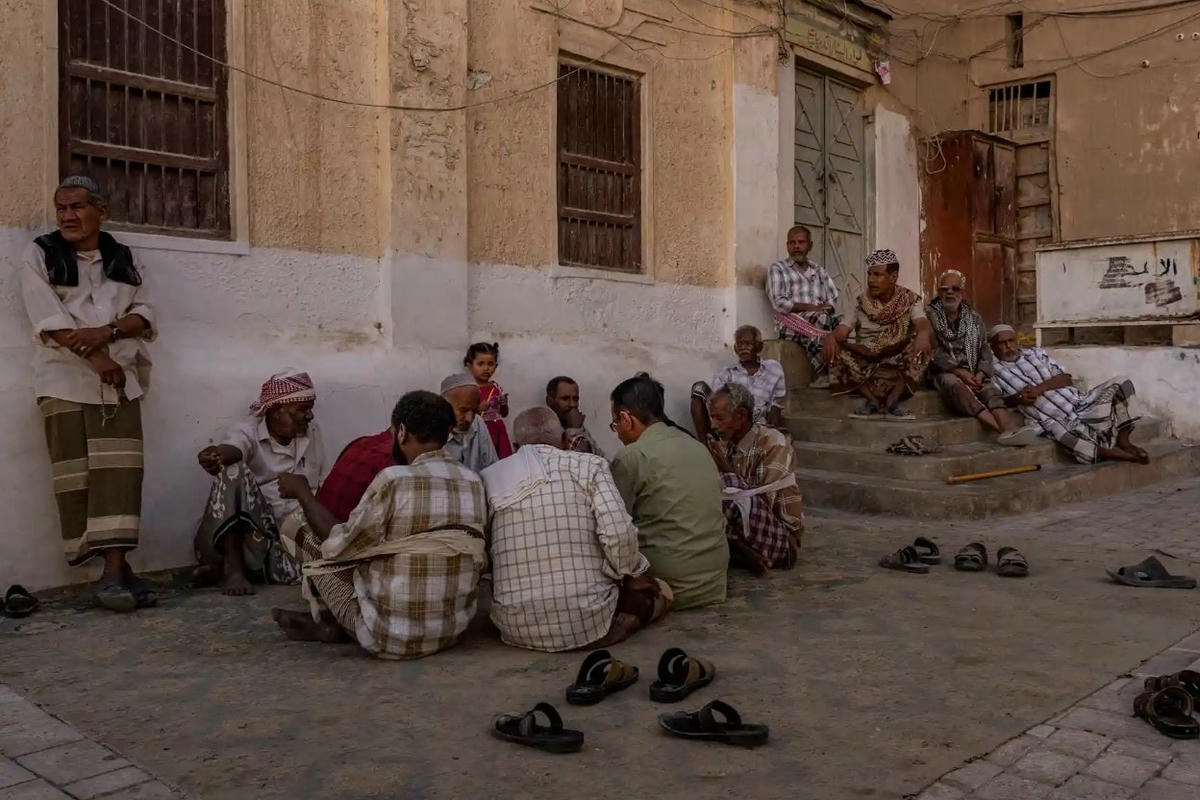 Những người đàn ông tập trung vào lúc hoàng hôn ở quảng trường trung tâm ở Shibam. Ảnh: The Guardian.