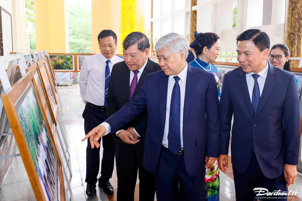 Chủ tịch Đỗ Văn Chiến tham quan khu vực trưng bày tư liệu, hình ảnh lịch sử về tỉnh Thanh Hóa. Ảnh: Quang Vinh.