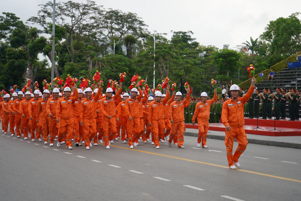 Hải Phòng tự hào là một trong những “cái nôi” ra đời của giai cấp công nhân và phong trào thi đua yêu nước. Trong 70 năm qua, đội ngũ công nhân, viên chức, lao động của thành phố không ngừng trưởng thành, đa dạng về cơ cấu, chất lượng từng bước được nâng lên. Ảnh: Phương Thanh. 