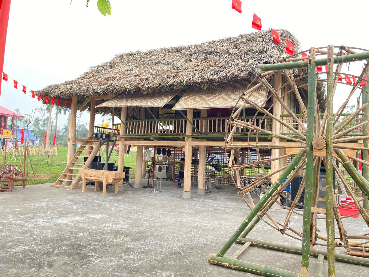 Với nhà sàn mái lá và gường nước đặc trưng của người dân tộc.