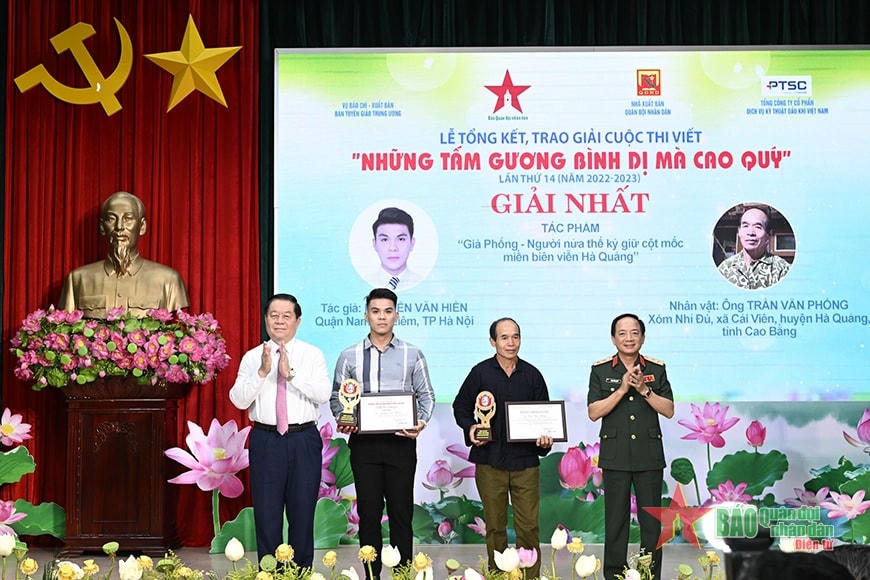 Đồng chí Nguyễn Trọng Nghĩa, Bí thư Trung ương Đảng, Trưởng ban Tuyên giáo Trung ương và Trung tướng Trịnh Văn Quyết, Ủy viên Trung ương Đảng, Phó chủ nhiệm Tổng cục Chính trị QĐND Việt Nam, Trưởng ban chỉ đạo cuộc thi trao giải Nhất cho tác giả Nguyễn Văn Hiền. Ảnh: Việt Trung