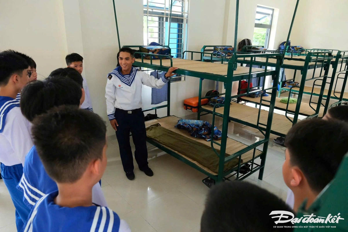 1. Sắp xếp nội vụ gọn gàng, gấp chăn màn vuông vức – bài học đầu tiên về tính cẩn thận, tỷ mỷ từ việc nhỏ nhất