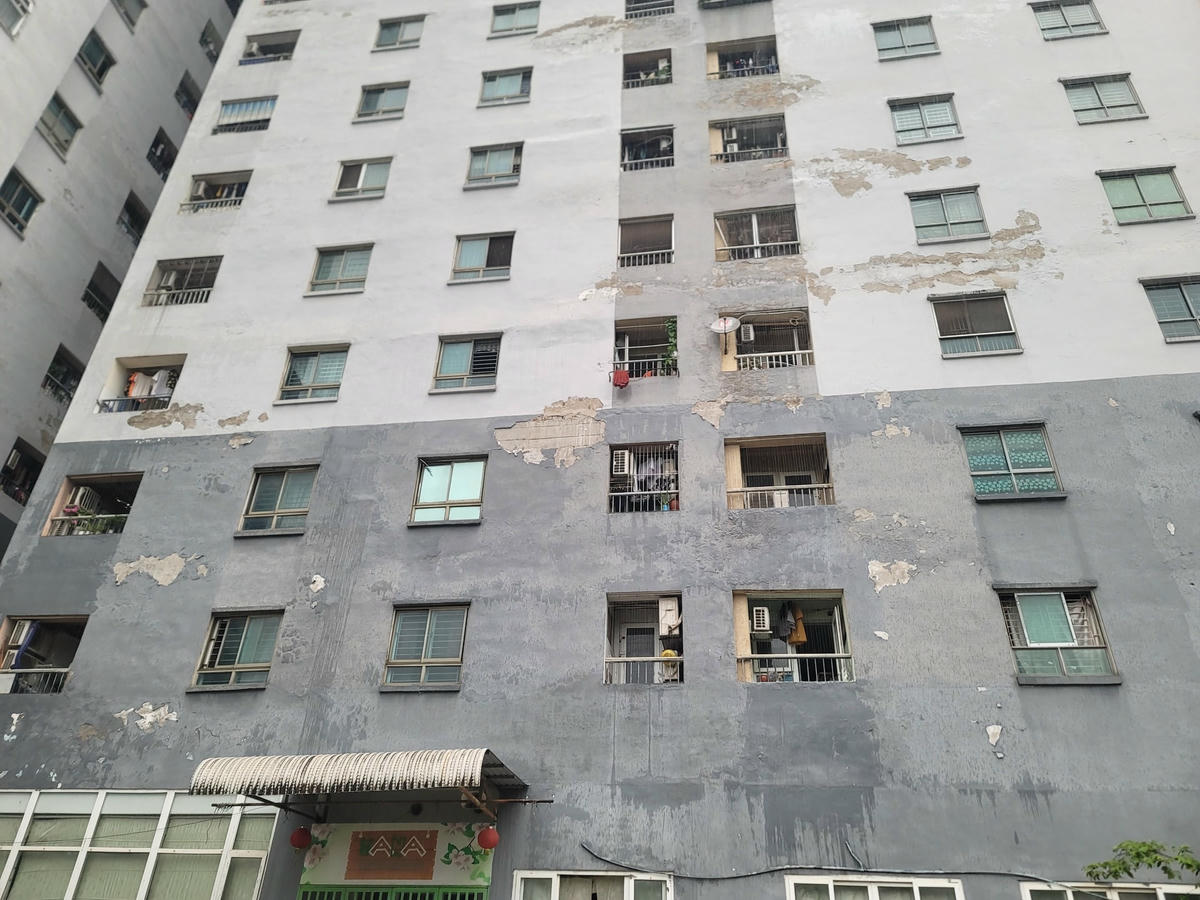 Công trình xuống cấp, tường vữa nứt vỡ từng mảng lòi cả bê tông, sơn bong tróc, ẩm mốc. 