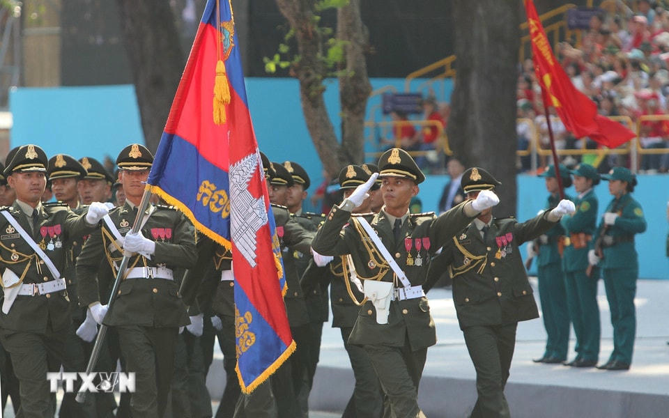 Lực lượng Quân đội Hoàng gia Campuchia tham gia Tổng duyệt kỷ niệm 50 năm Ngày Giải phóng miền Nam, thống nhất đất nước. (Ảnh: Thanh Vũ/TTXVN)
