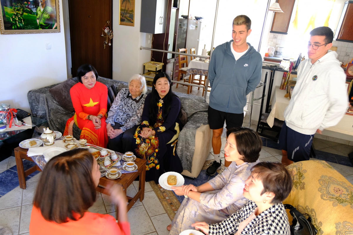 Đoàn công tác trò chuyện, giao lưu cùng các thành viên trong gia đình Anh hùng lực lượng vũ trang nhân dân.