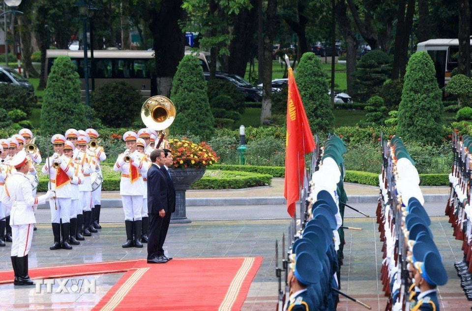 Chủ tịch nước Lương Cường và Tổng thống Pháp Emmanuel Macron duyệt Đội danh dự Quân đội Nhân dân Việt Nam. (Ảnh: Tuấn Anh/TTXVN)