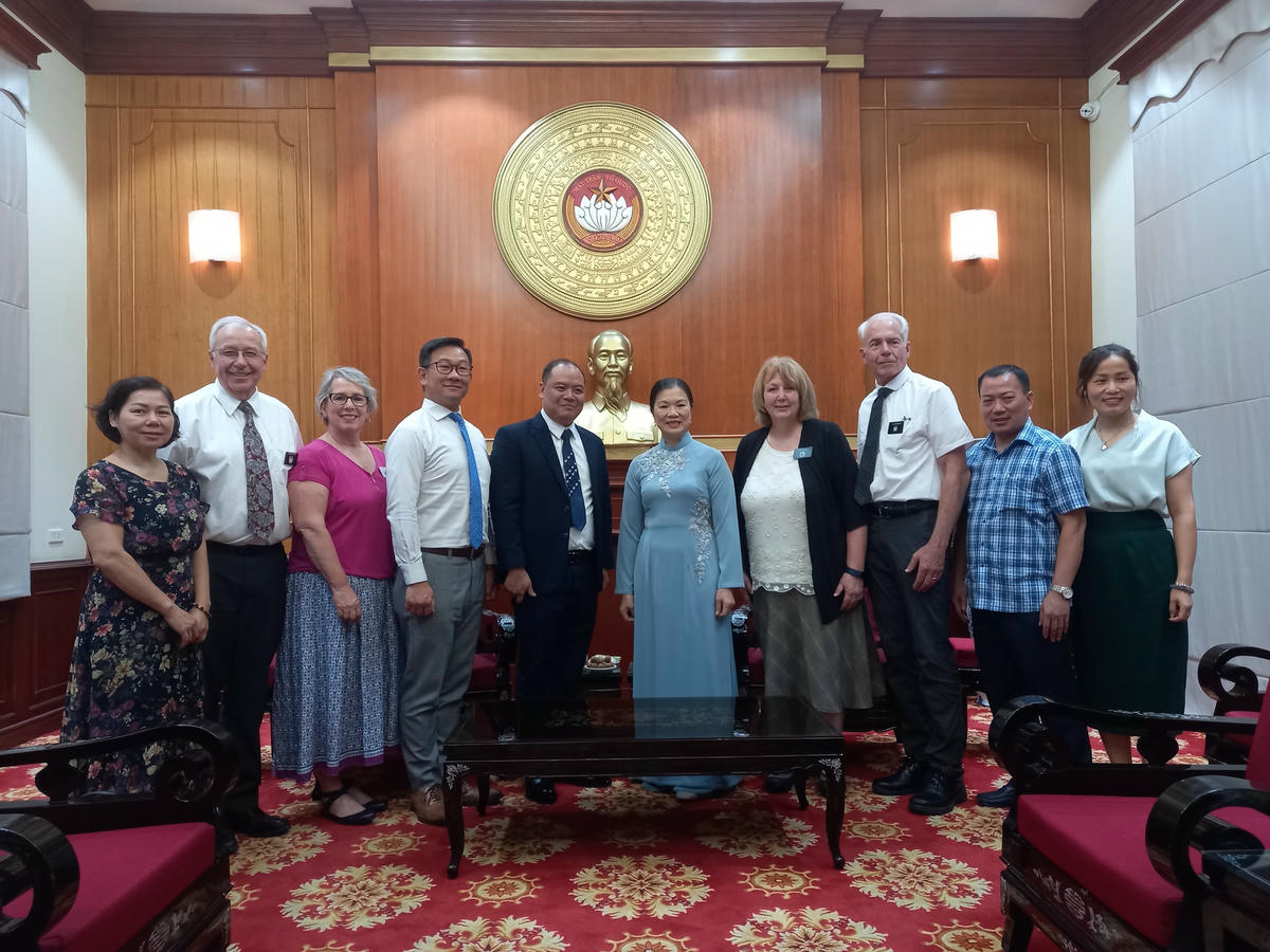 Các đại biểu chụp ảnh lưu niệm.