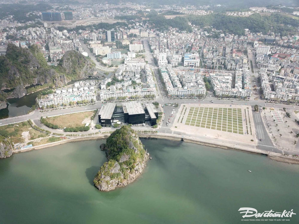 Khu vực Quảng trường 30/10, nơi có lượng khách du lịch và người dân đô thị Hạ Long tập trung đông, nhưng thường xuyên xuất hiện mùi hôi thối. Ảnh: Nguyễn Quý.