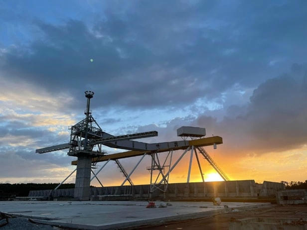 Kho chứa dăm nguyên liệu có sức chứa lớn đảm bảo hoạt động cho nhà máy.