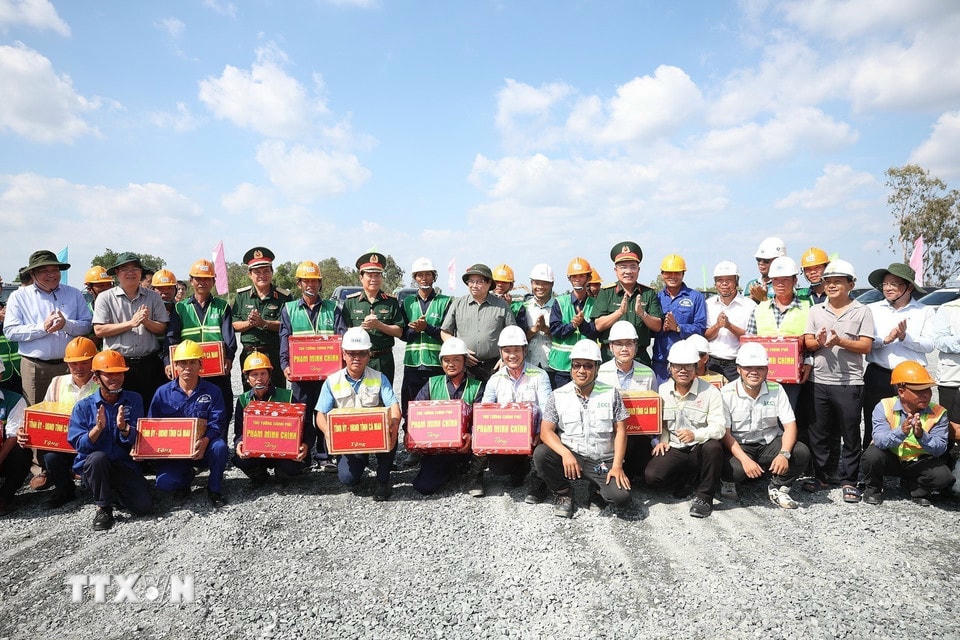 Thủ tướng Phạm Minh Chính thăm, động viên công nhân, kỹ sư thi công dự án đường bộ cao tốc Cần Thơ-Cà Mau đoạn qua thành phố Cà Mau. (Ảnh: Dương Giang/TTXVN)