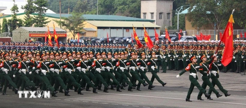 Khối lực lượng vũ trang hợp luyện diễu binh qua lễ đài. (Ảnh: Sỹ Tuyên/TTXVN)