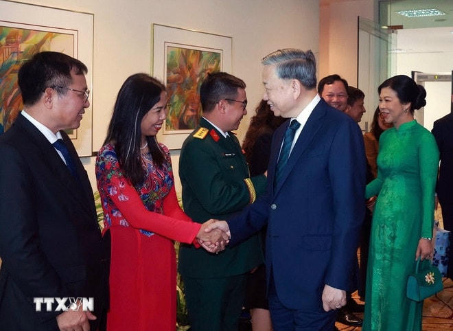 Cán bộ, nhân viên Đại sứ quán tiễn Tổng Bí thư Tô Lâm và Phu nhân. (Ảnh: Thống Nhất/TTXVN) ttxvn-tong-bi-thu-to-lam-ket-thuc-tot-dep-chuyen-tham-chinh-thuc-singapore-7910794-resize-1.jpg