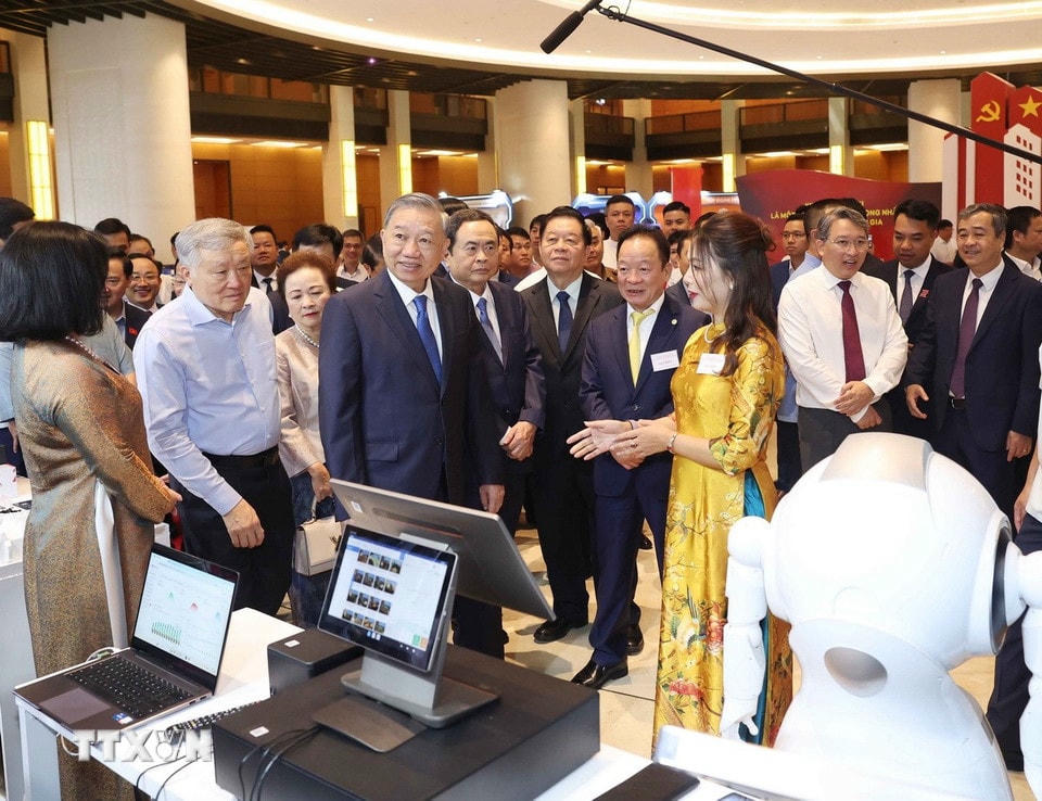 Tổng Bí thư Tô Lâm và các đại biểu tham quan triển lãm 