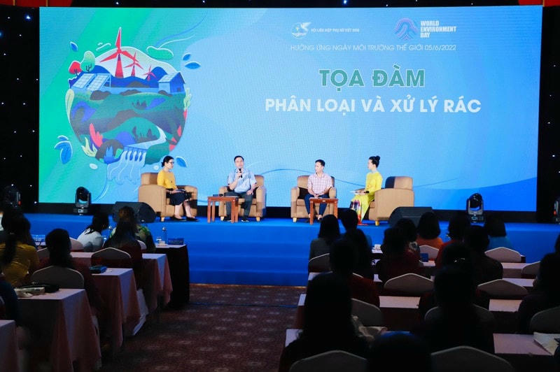 Các khách mời giao lưu chia sẻ về chủ đề