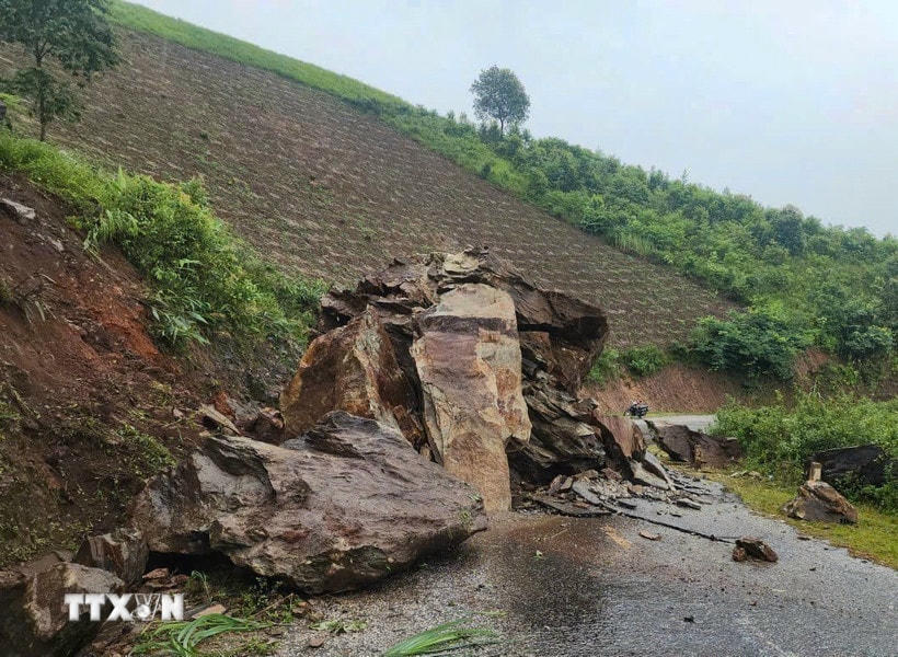 Lở đá nghiêm trọng tại Km30+550, Tỉnh lộ 144, địa phận xã Nậm Nèn. (Ảnh: TTXVN phát)
