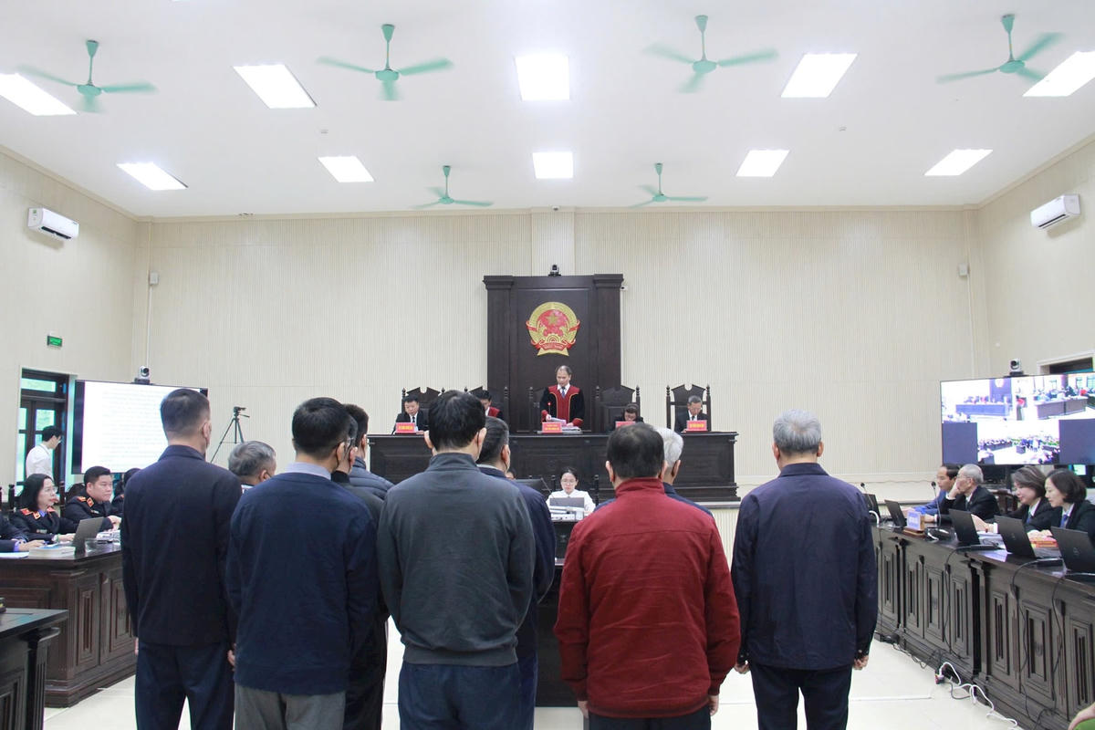 Các bị cáo tại phiên tòa sáng 29/10.