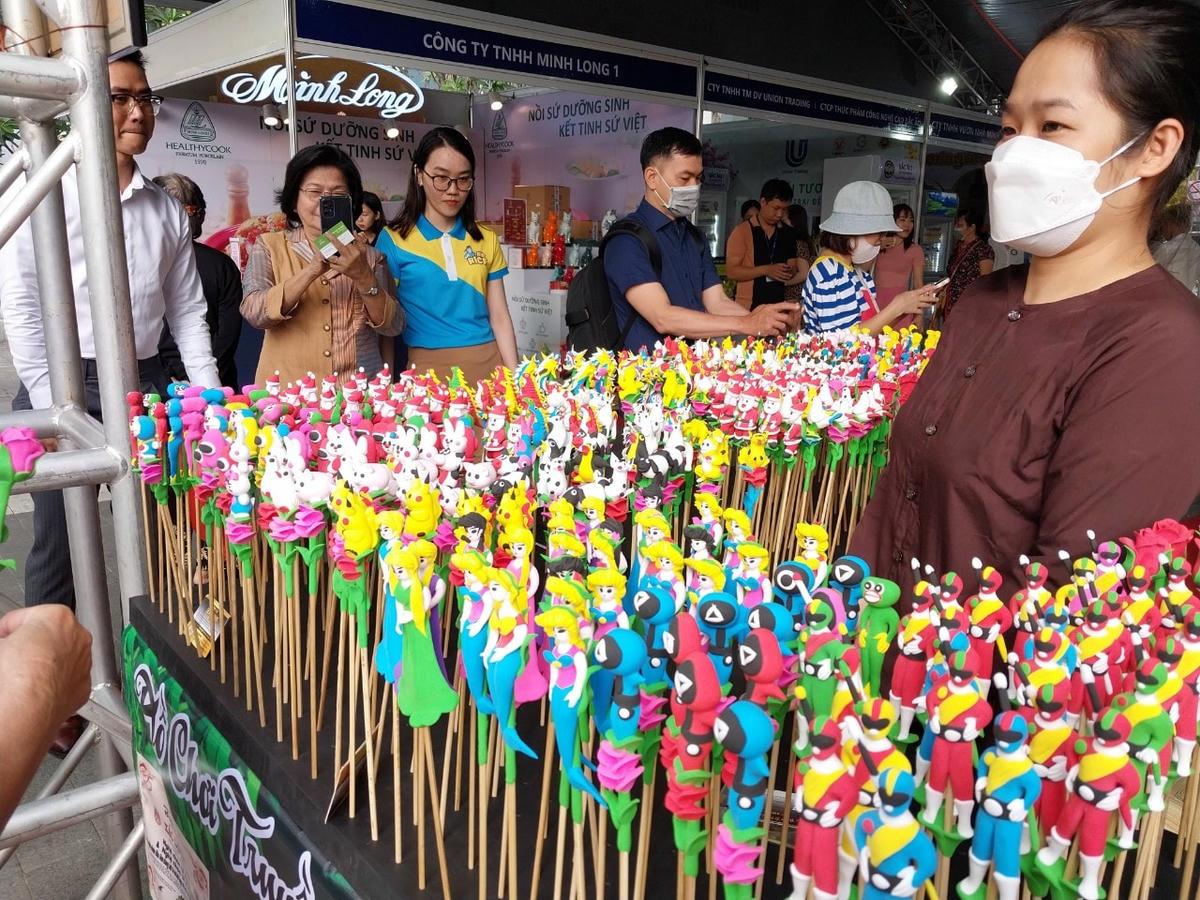 Lễ hội còn có nhiều sản phẩm, trò chơi dân gian thu hút người tiêu dùng tham quan.