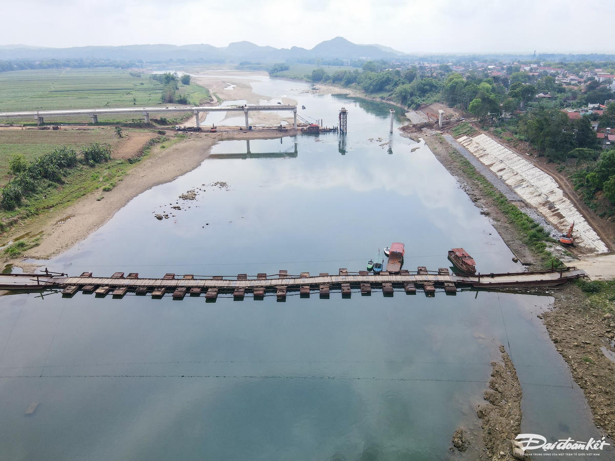 Bà Nguyễn Thị Lan - Chủ tịch UBND xã Cẩm Vân cho biết: Hàng trăm năm Mỗi năm, xã phải bỏ ra gần 100 triệu đồng để bảo dưỡng, duy tu, tránh sự xuống cấp cho cây cầu. Về ước, xã hội cũng đề đạt lên huyện, huyện cũng đã kiến ​​nghị lên tỉnh, đồng thời kêu gọi các nhà đầu tư xây dựng một cây cầu mới nhưng đến nay vẫn chưa có kết quả”.