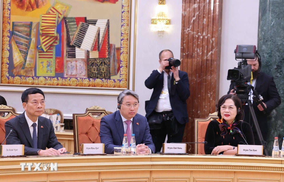 Thành viên đoàn Việt Nam tại cuộc hội đàm chính thức của Tổng Bí thư Tô Lâm với Tổng thống Belarus Aleksandr Lukashenko. (Ảnh: Thống Nhất/TTXVN)