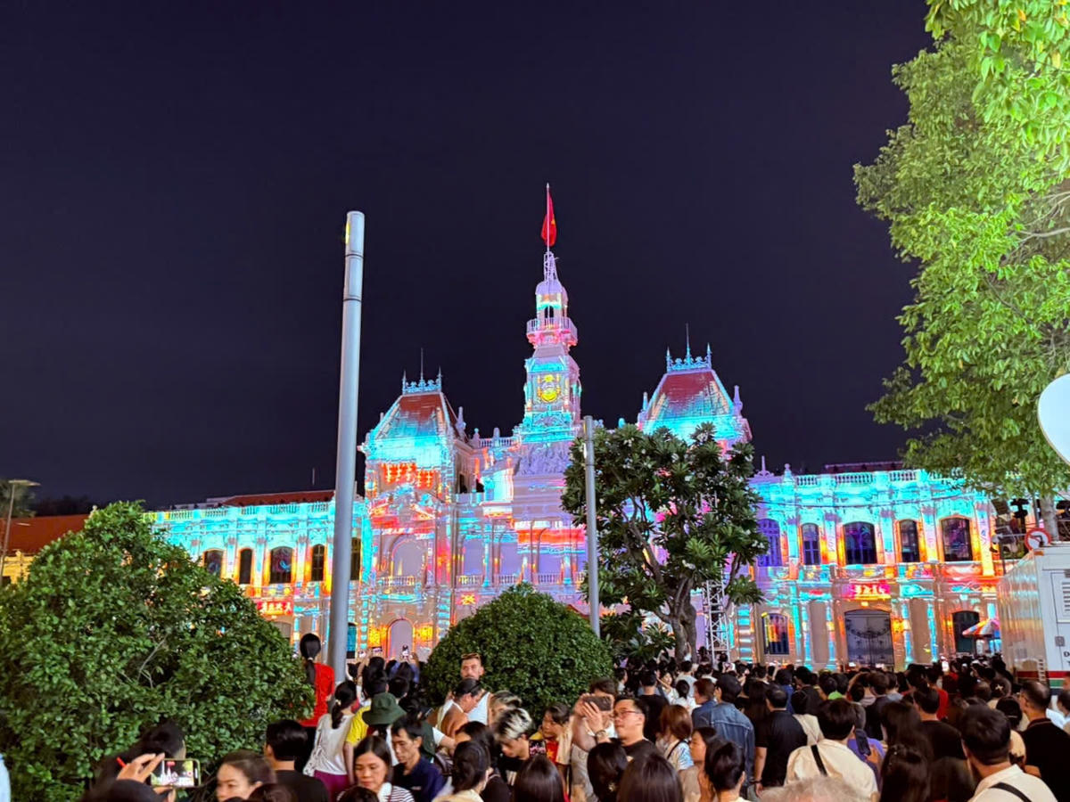 Trình diễn 3D Mapping tại UBND thành phố.