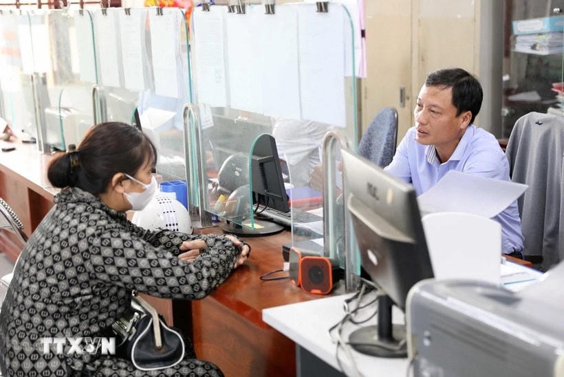 Người dân thực hiện thủ tục hành chính. (Ảnh minh họa: Thế Duyệt/TTXVN)
