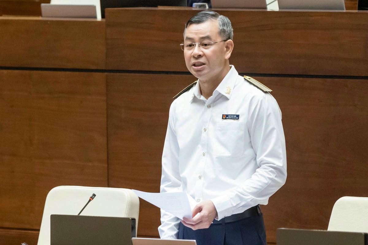 Tổng Kiểm toán Nhà nước Ngô Văn Tuấn trả lời chất vấn (Ảnh: Quang Vinh)