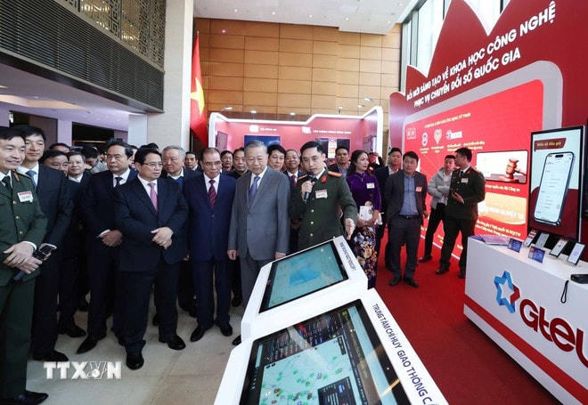 Tổng Bí thư Tô Lâm cùng các đồng chí lãnh đạo, nguyên lãnh đạo Đảng, Nhà nước thăm khu trưng bày tại Hội nghị toàn quốc về đột phá phát triển khoa học, công nghệ, đổi mới sáng tạo và chuyển đổi số quốc gia. (Ảnh: Thống Nhất/TTXVN) ttxvn-vuon-minh-trong-hoi-nhap-quoc-te-0304-1.jpg
