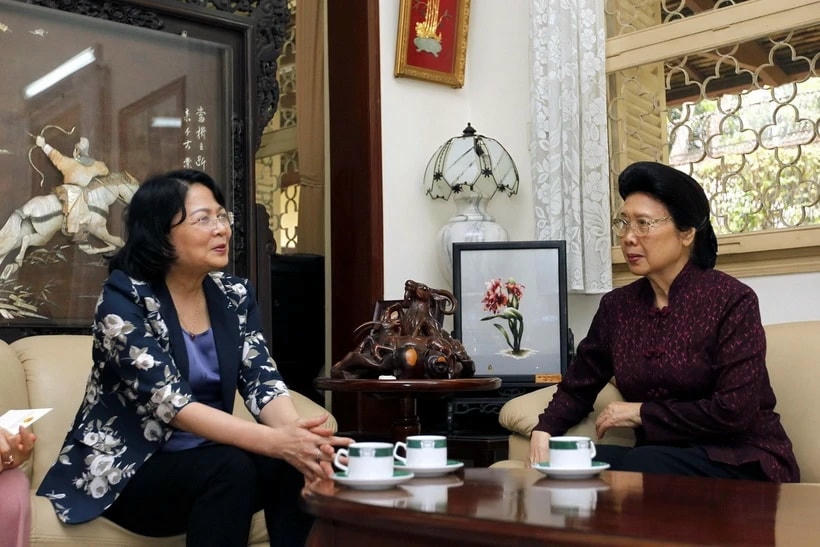 Phó Chủ tịch nước Đặng Thị Ngọc Thịnh thăm hỏi, chúc sức khỏe bà Phan Lương Cầm, phu nhân cố Thủ tướng Võ Văn Kiệt nhân dịp Tết Nguyên đán Tân Sửu 2021. (Ảnh: Thanh Vũ/TTXVN)