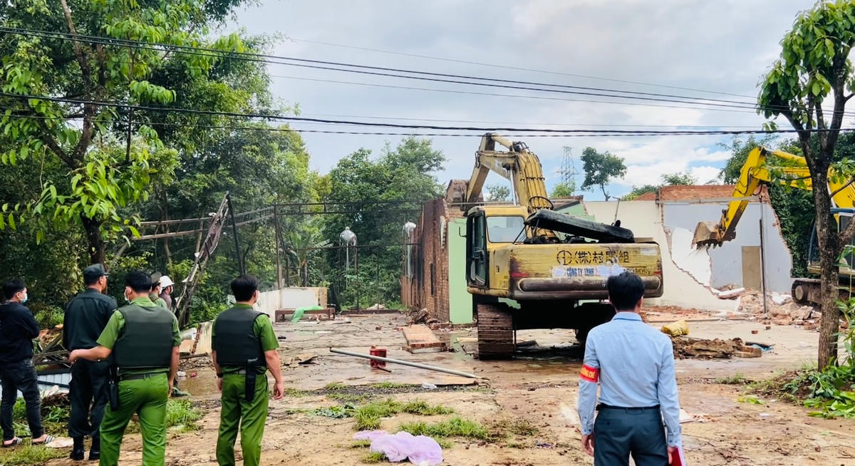 Cơ quan chức năng hỗ trợ  người dân tháo dỡ công trình trên đất nông nghiệp.