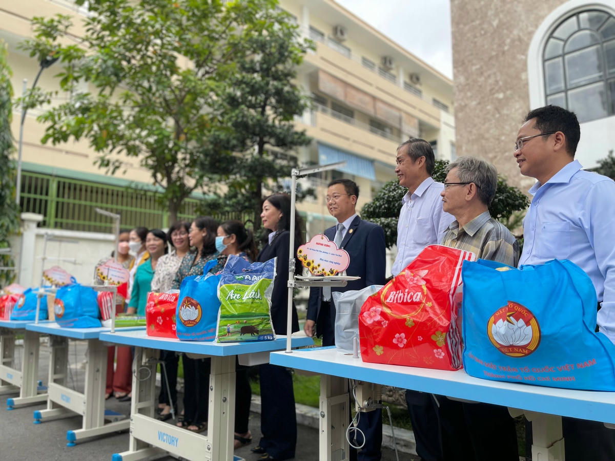 Ngày 8.10.22, Ủy ban MTTQ Việt Nam - Ban Vận động, quản lý và sử dụng Quỹ “Vì người nghèo” TP HCM tổ chức Lễ phát động Tháng cao điểm “Vì người nghèo” năm 2022 (11)