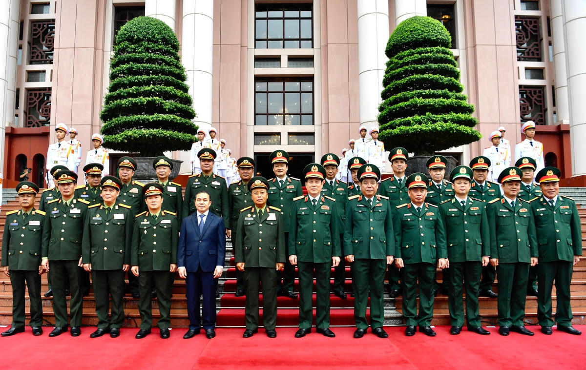 Đoàn đại biểu chính trị cấp cao QĐND Lào chụp ảnh với các lãnh đạo Bộ Quốc phòng.