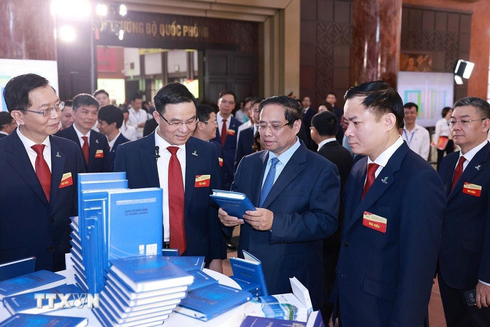 Thủ tướng Phạm Minh Chính tham quan trưng bày thành tựu của Tập đoàn Petrovietnam. (Ảnh: Dương Giang/TTXVN)