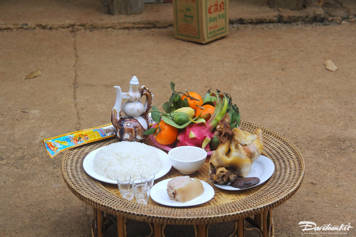Mâm cơm cúng trong lễ Kin Chiêng Boọc Mạy. Ảnh: Phạm Sỹ.